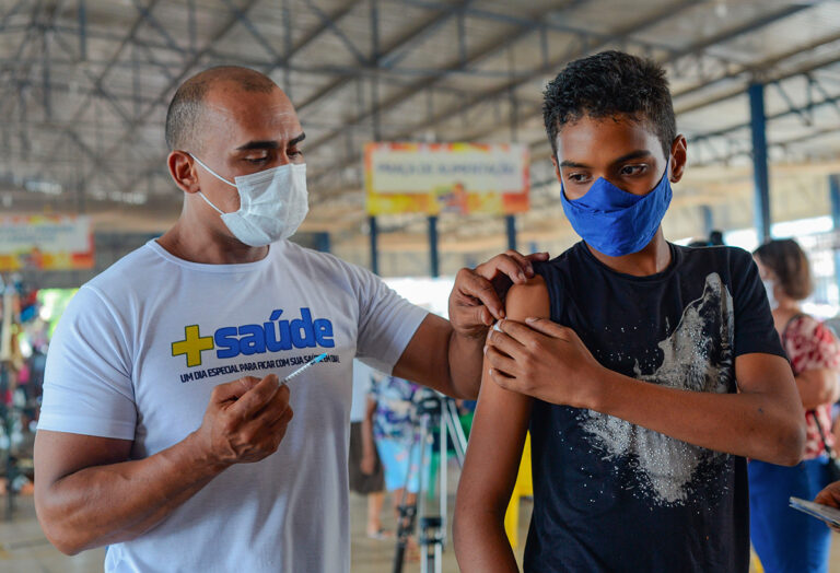 Feira do Jardim Aureny I recebe equipe de vacinação para influenza e covid neste domingo, 23